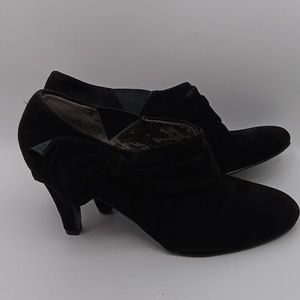 TAHARI BOW HEELS